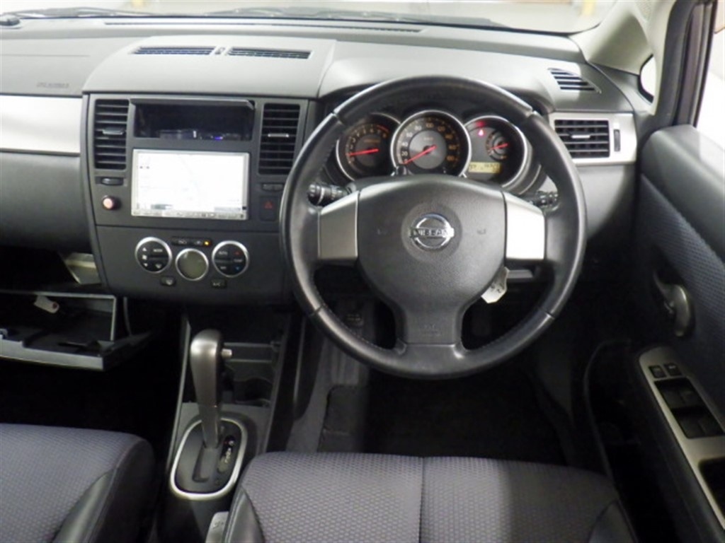 NISSAN TIIDA