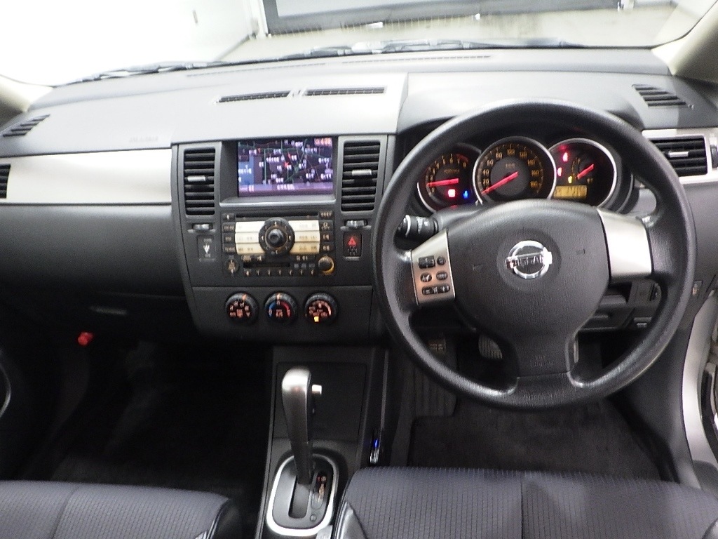 NISSAN TIIDA