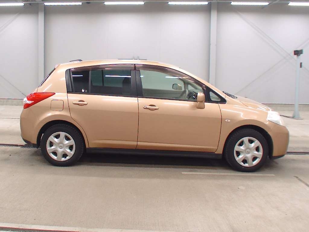 NISSAN TIIDA