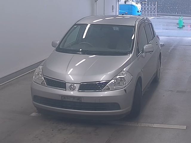 NISSAN TIIDA
