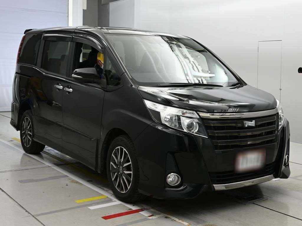 TOYOTA NOAH
