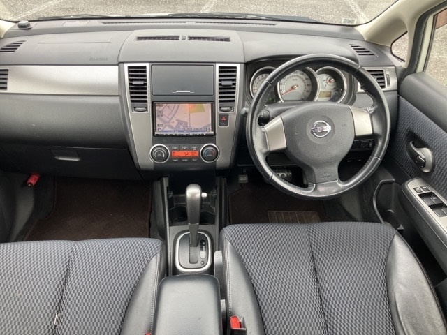 NISSAN TIIDA