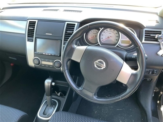 NISSAN TIIDA