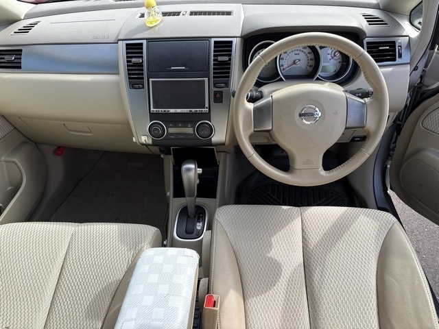 NISSAN TIIDA