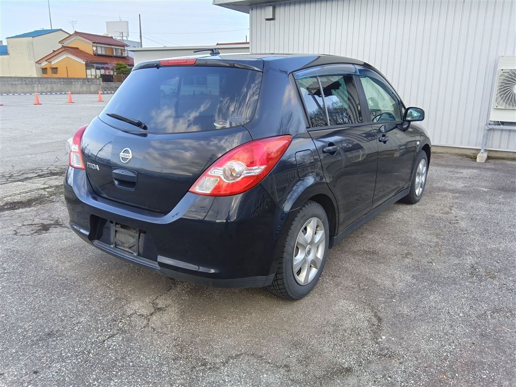 NISSAN TIIDA