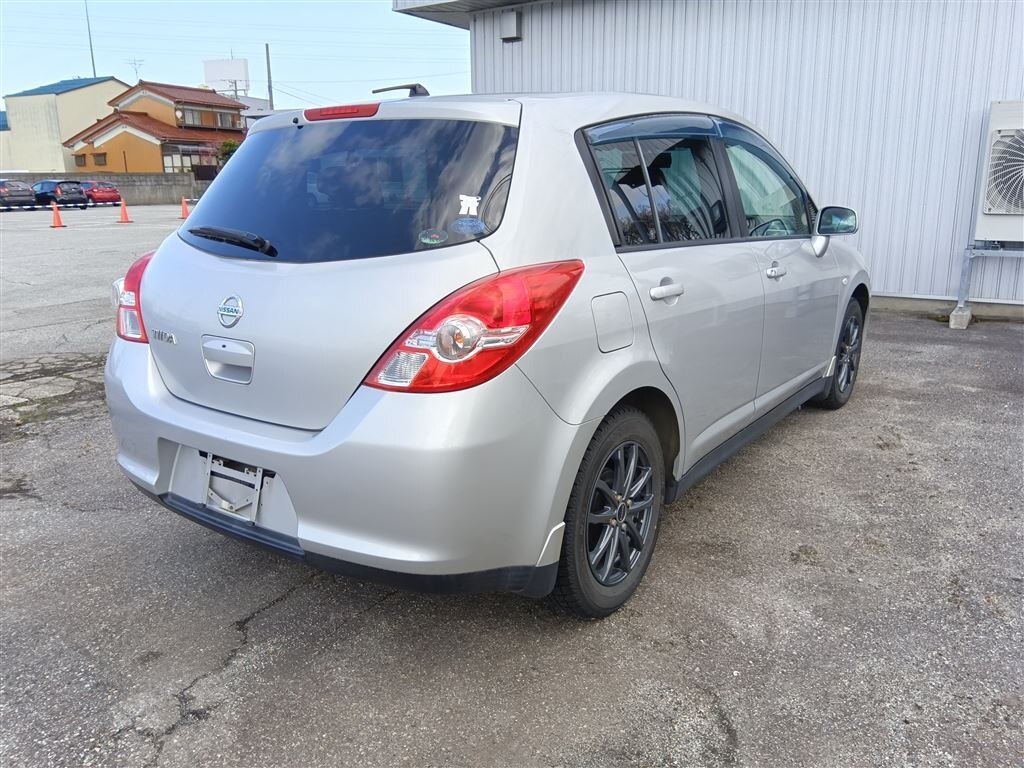 NISSAN TIIDA