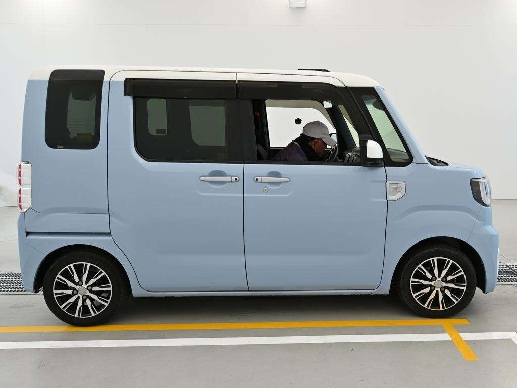 DAIHATSU WAKE