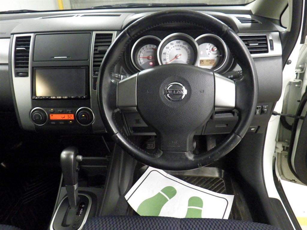 NISSAN TIIDA