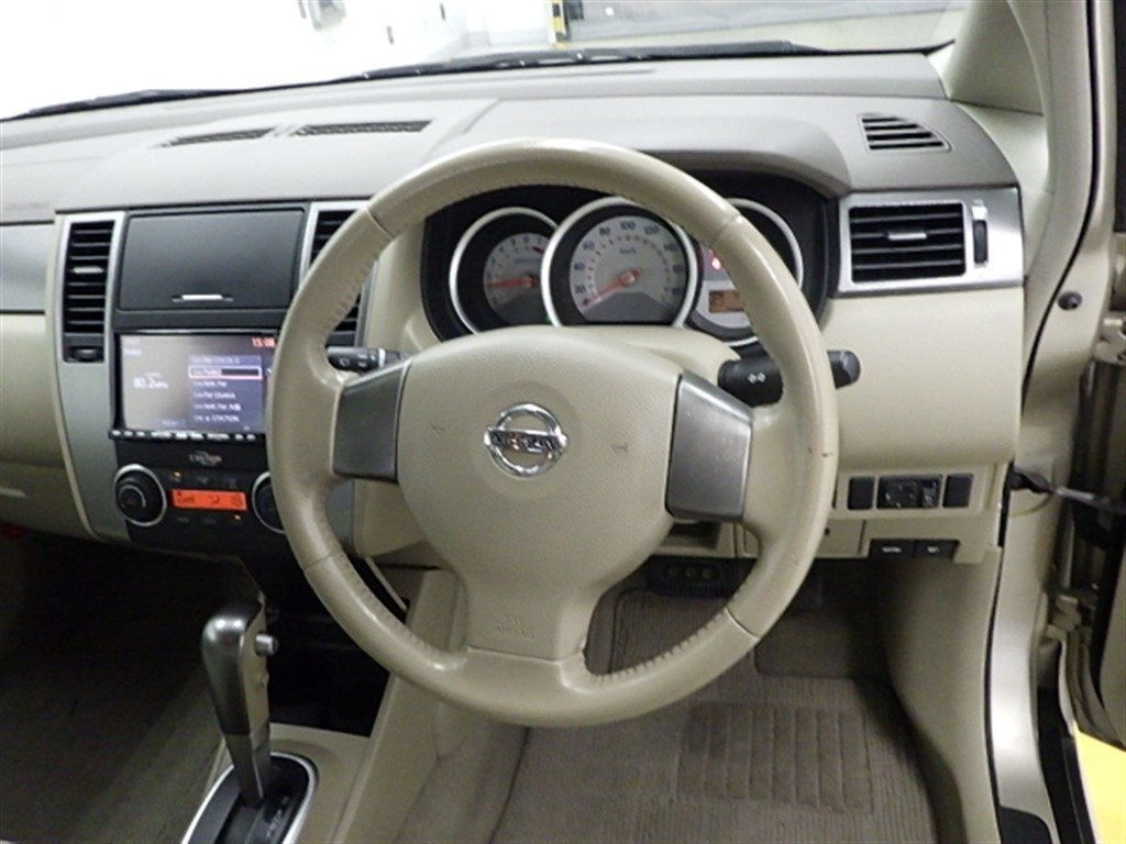 NISSAN TIIDA