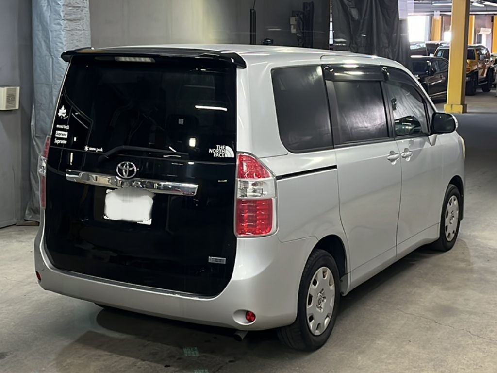 TOYOTA NOAH