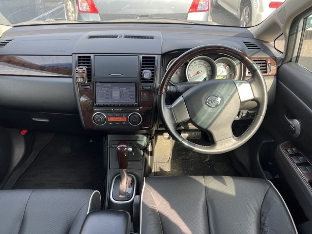 NISSAN TIIDA