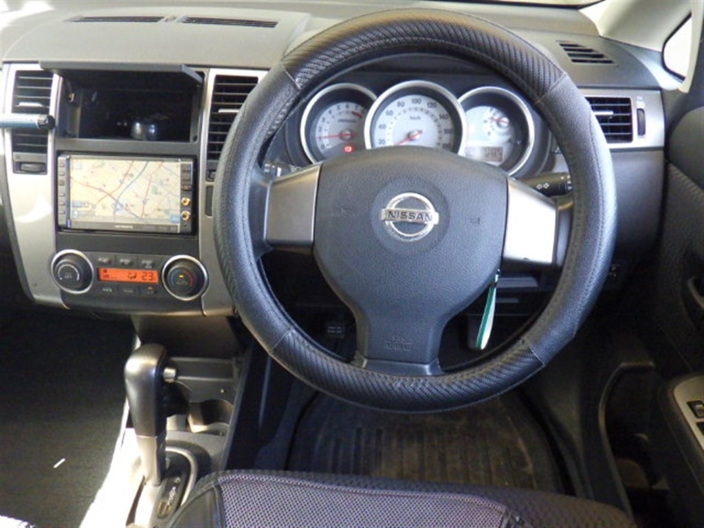 NISSAN TIIDA