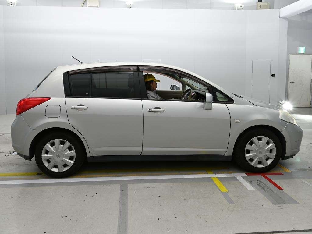 NISSAN TIIDA