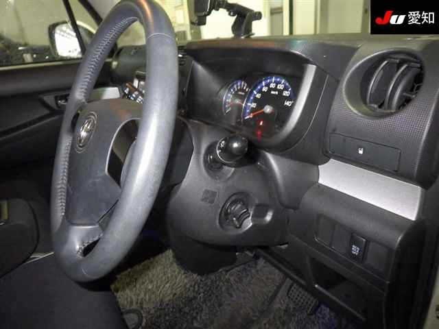 TOYOTA PIXIS SPACE