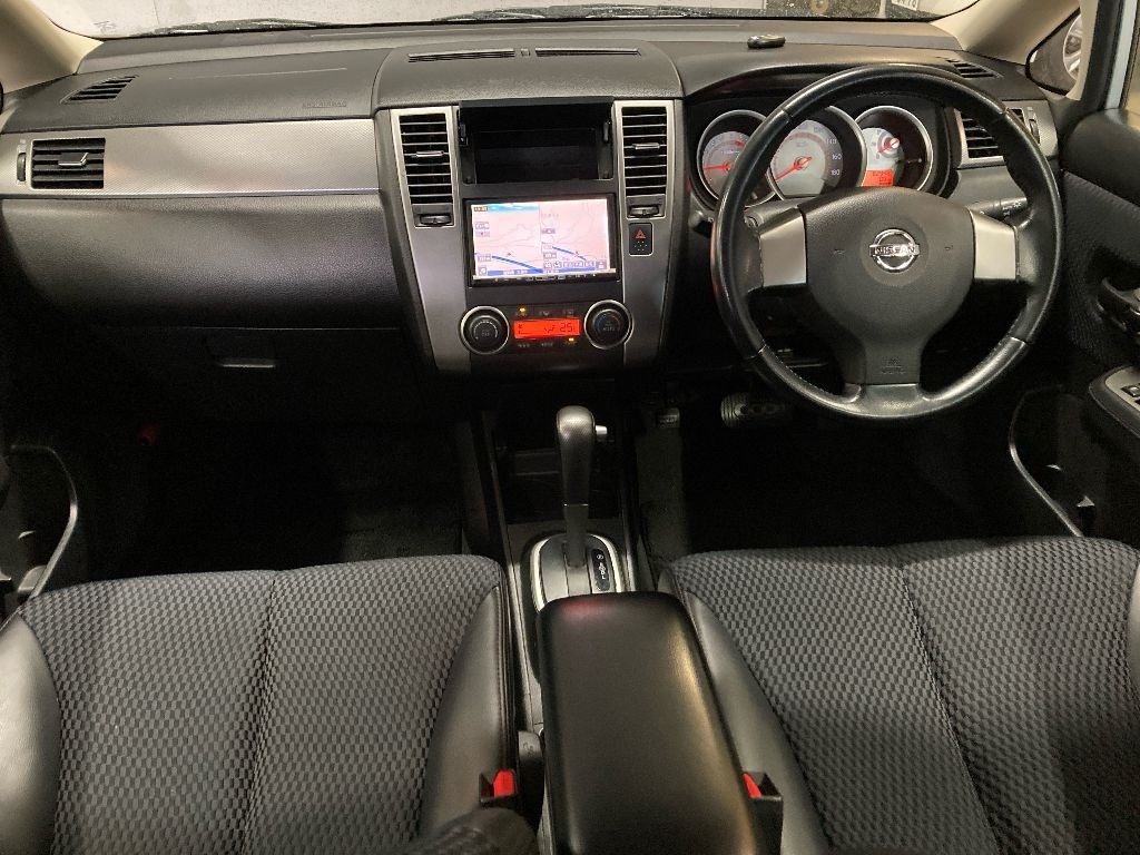 NISSAN TIIDA
