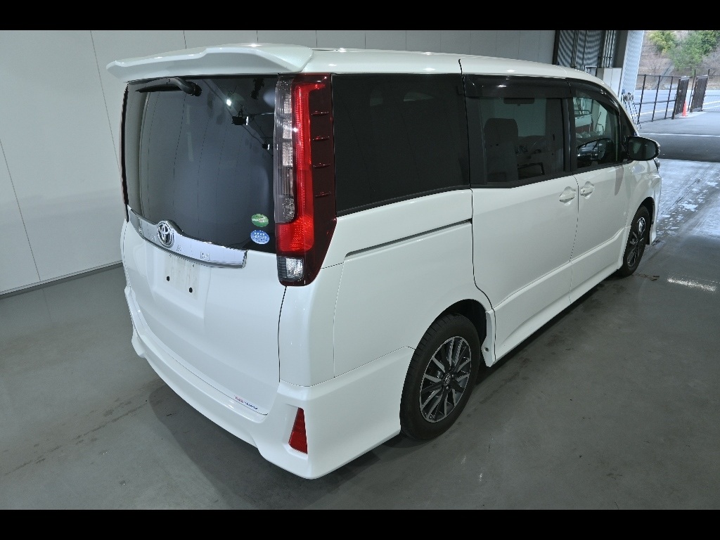 TOYOTA NOAH