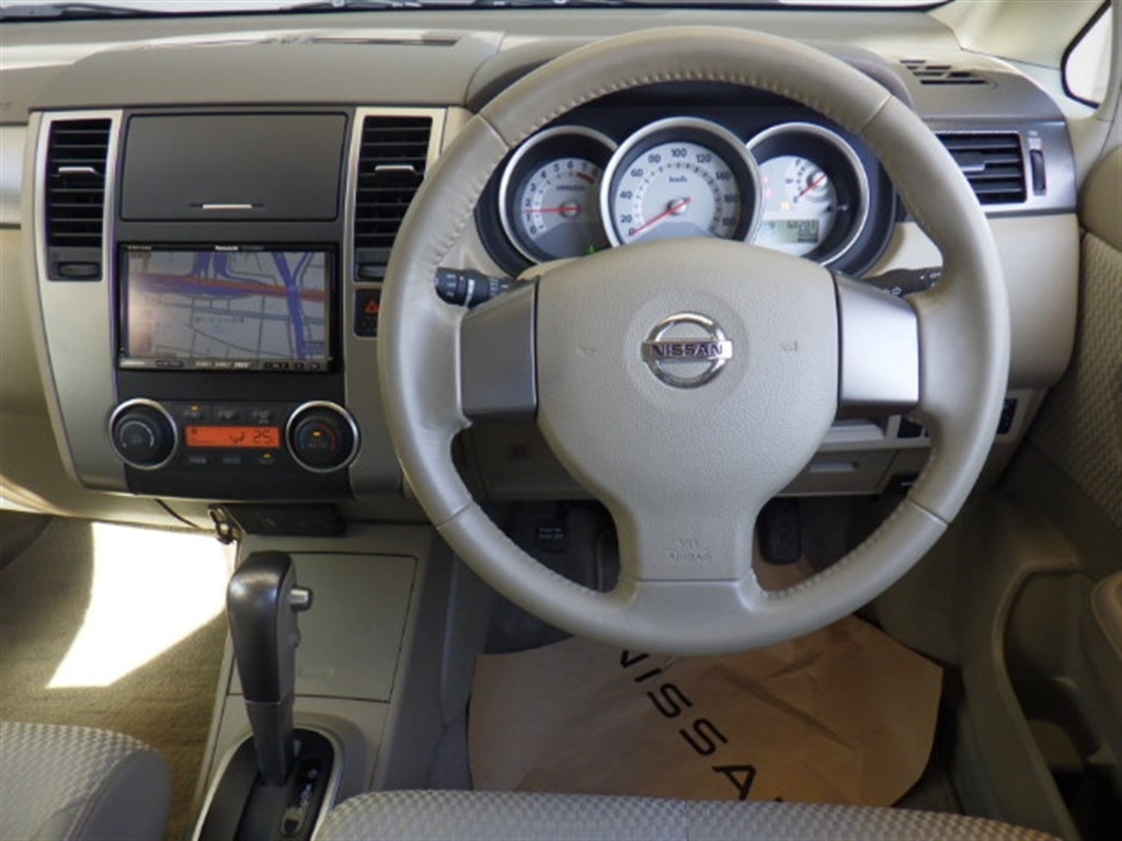 NISSAN TIIDA