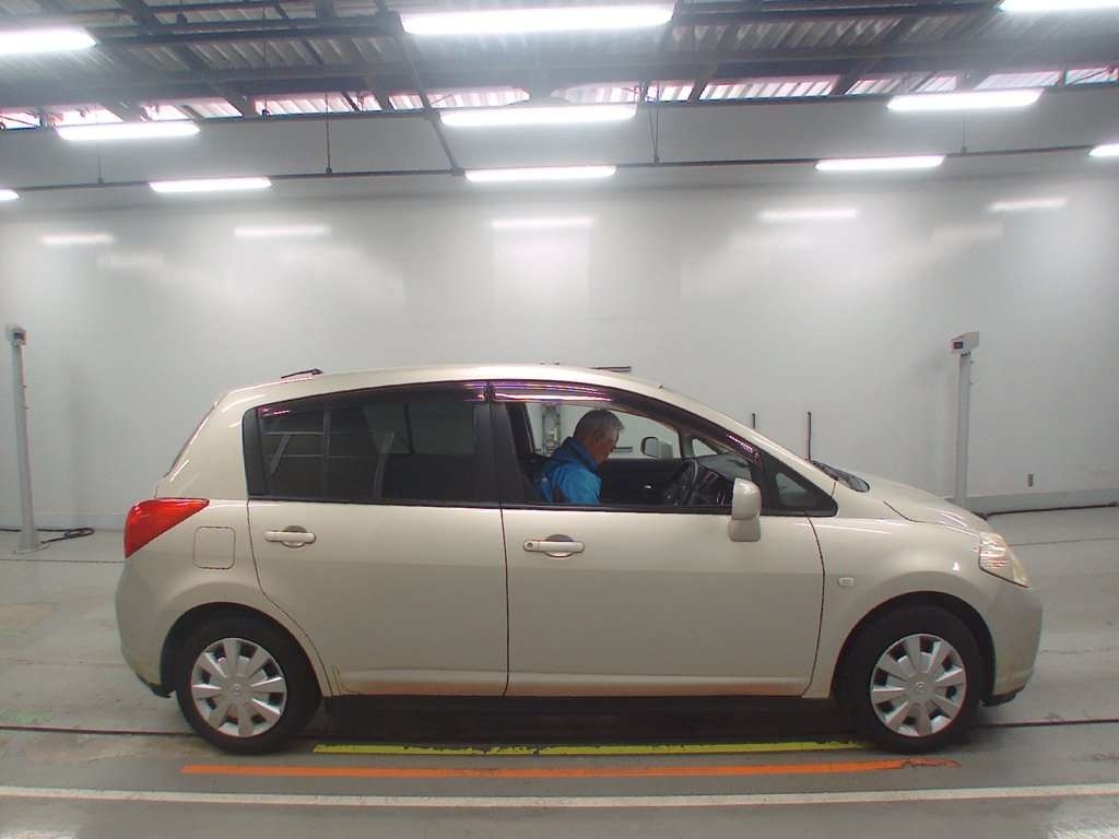 NISSAN TIIDA