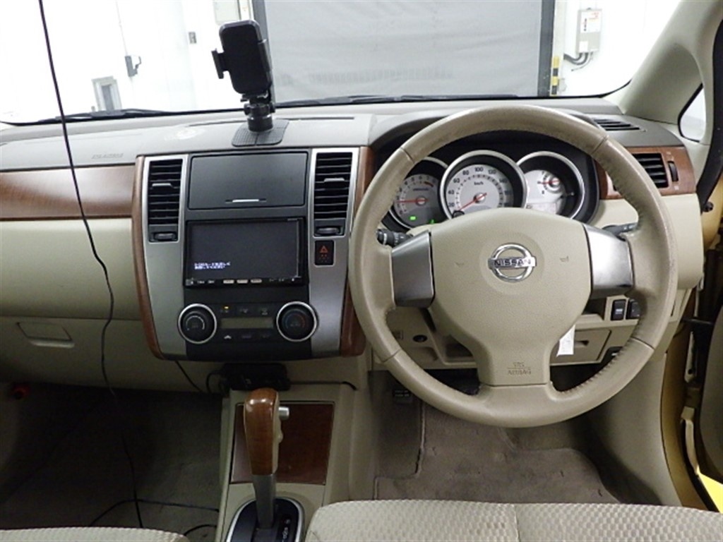 NISSAN TIIDA