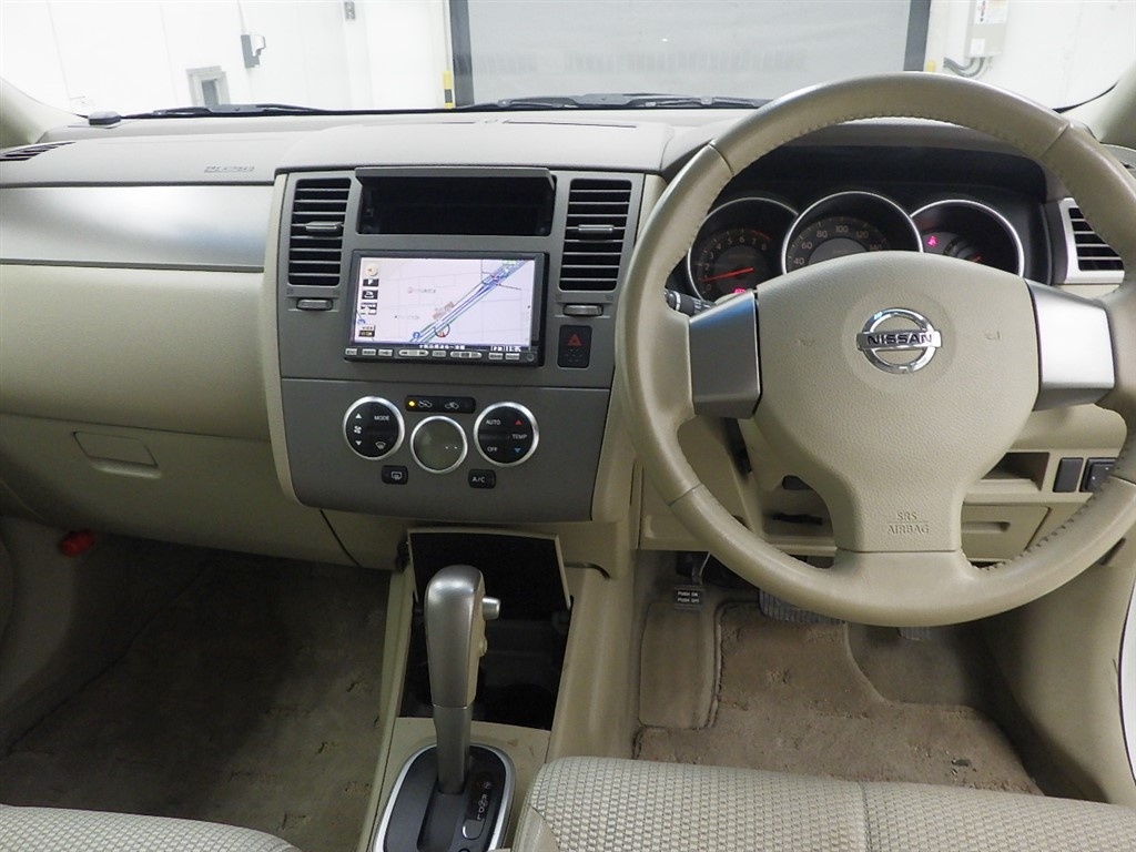 NISSAN TIIDA