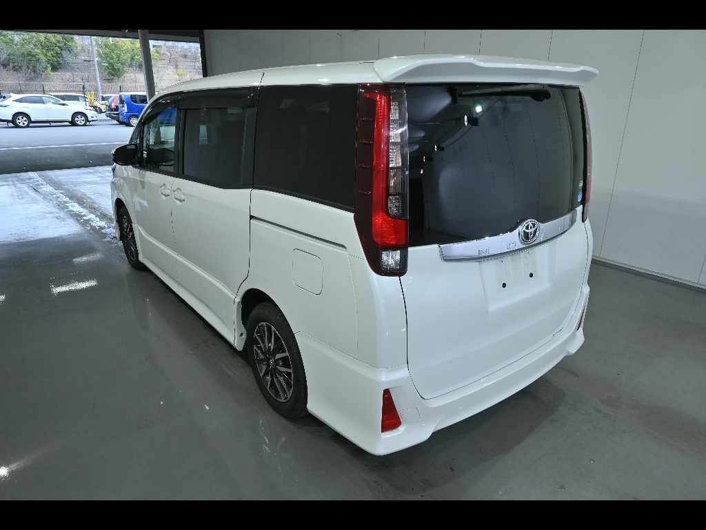 TOYOTA NOAH