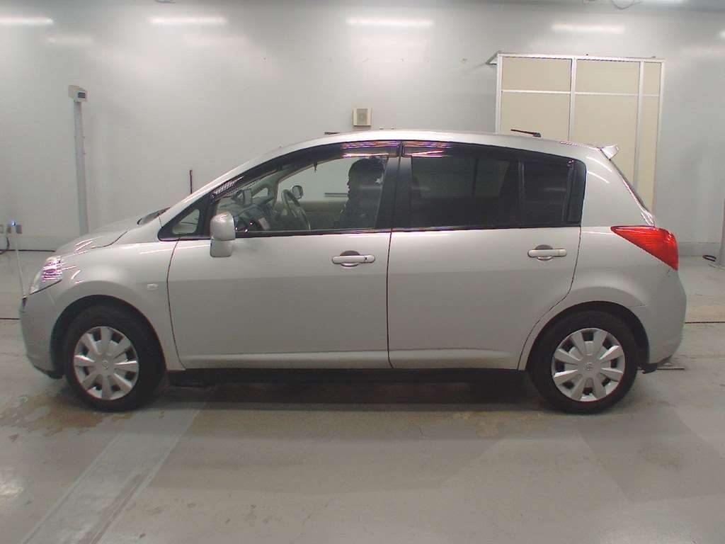 NISSAN TIIDA