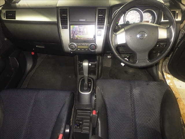 NISSAN TIIDA