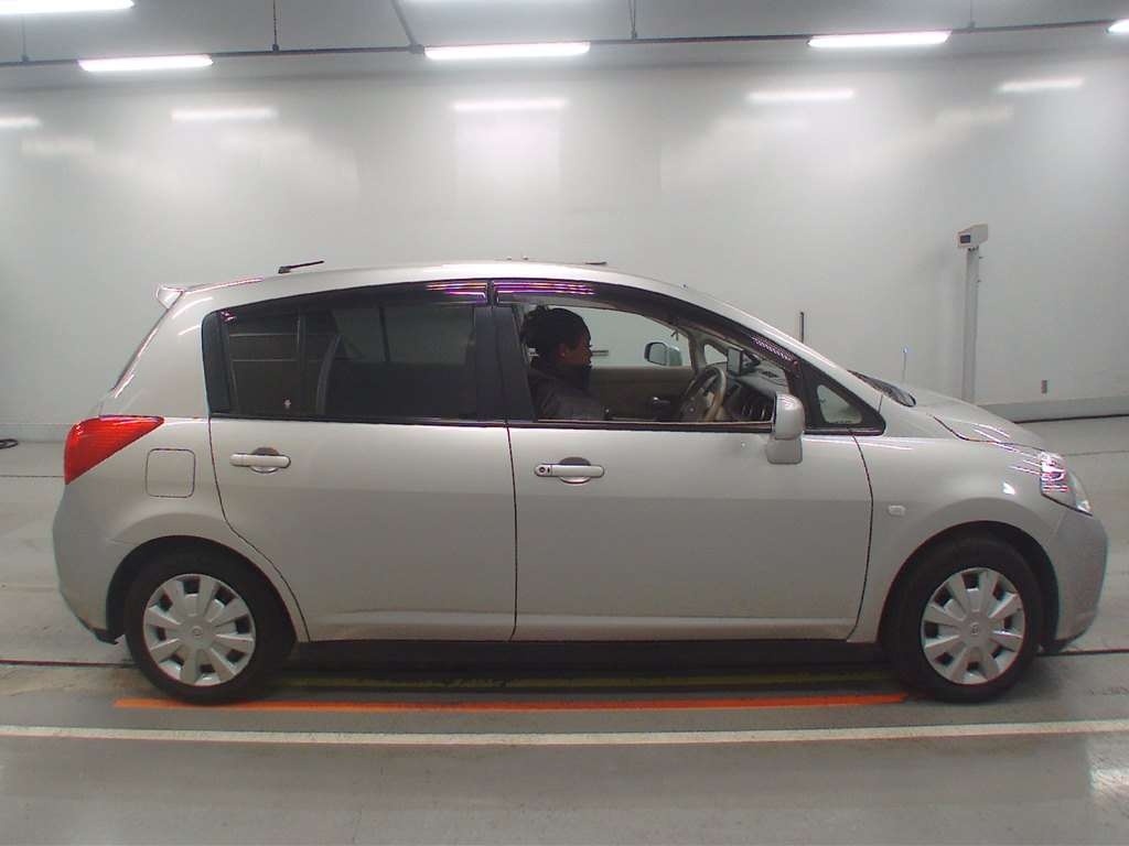 NISSAN TIIDA