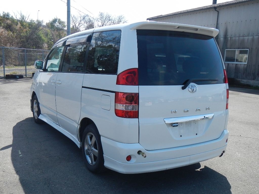 TOYOTA NOAH