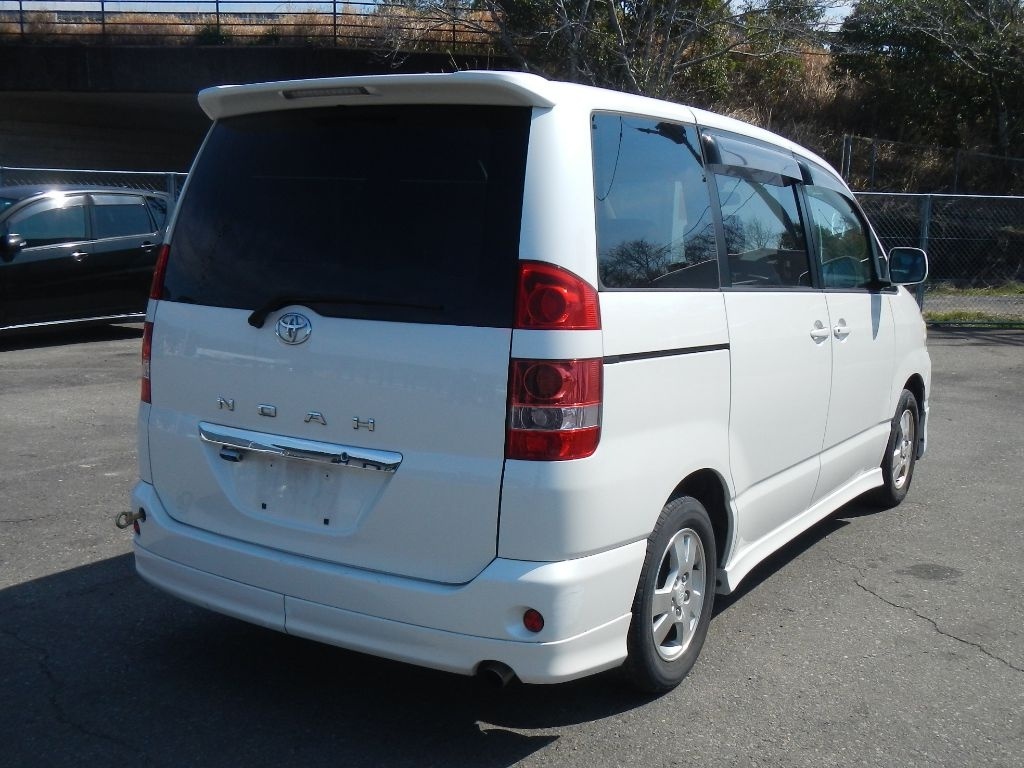 TOYOTA NOAH