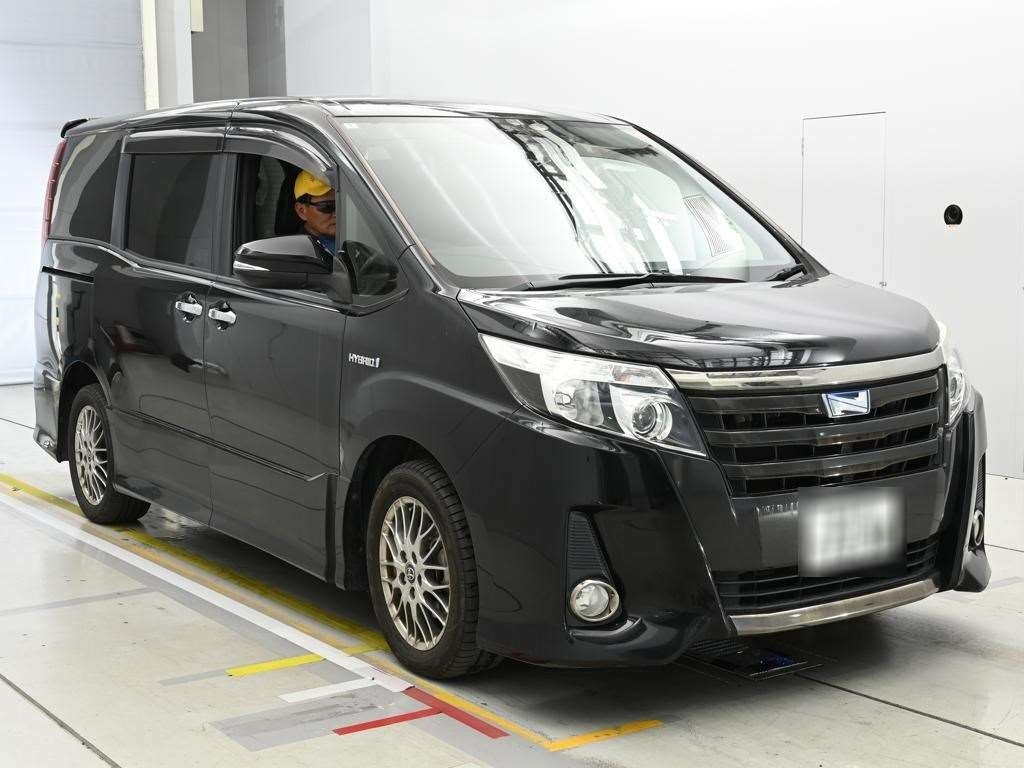 TOYOTA NOAH