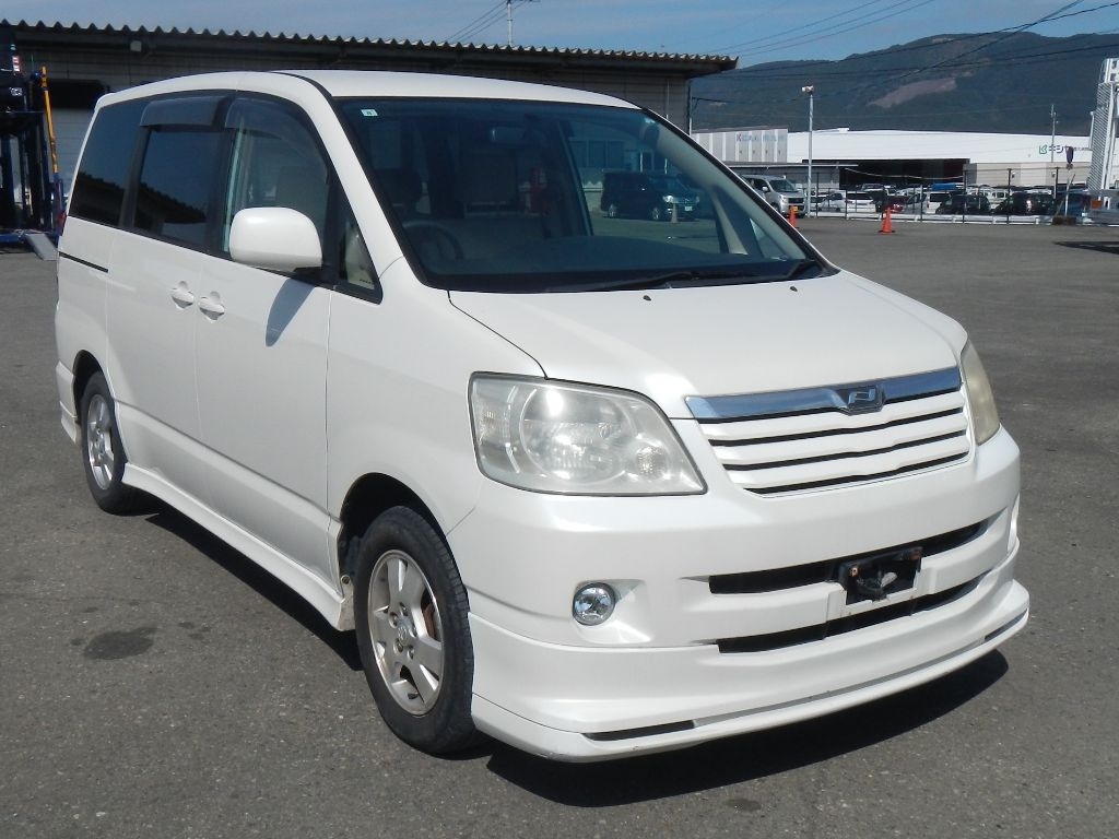 TOYOTA NOAH