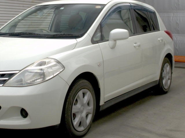 NISSAN TIIDA