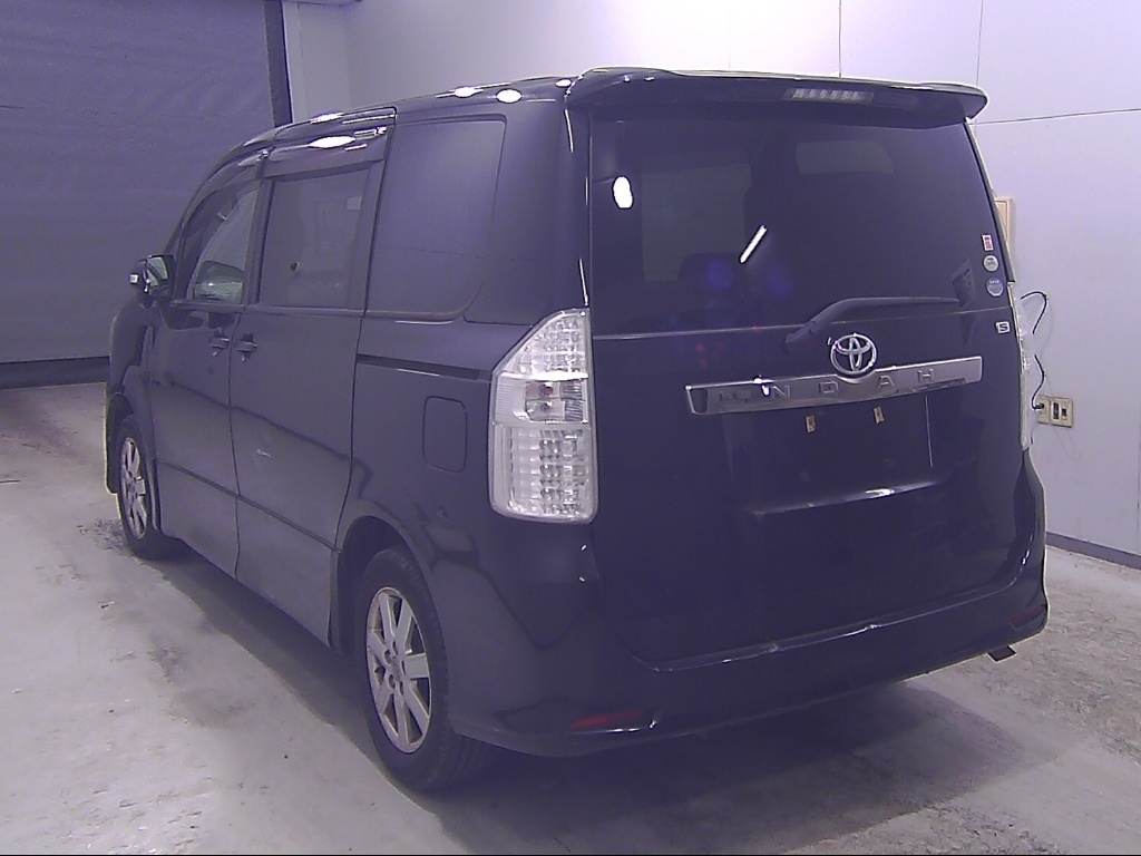 TOYOTA NOAH