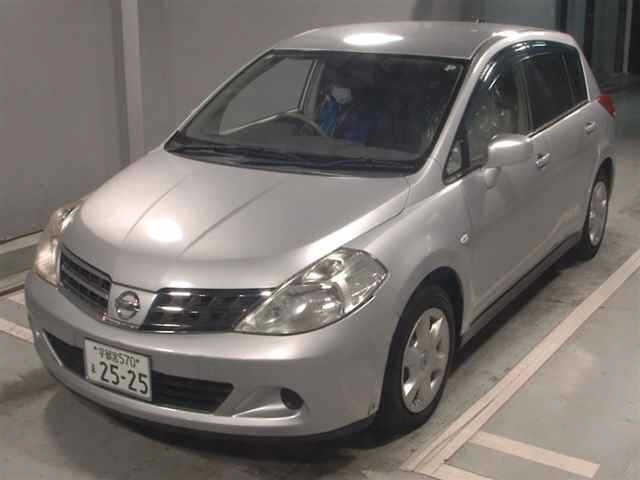 NISSAN TIIDA