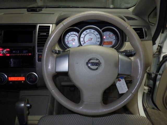 NISSAN TIIDA