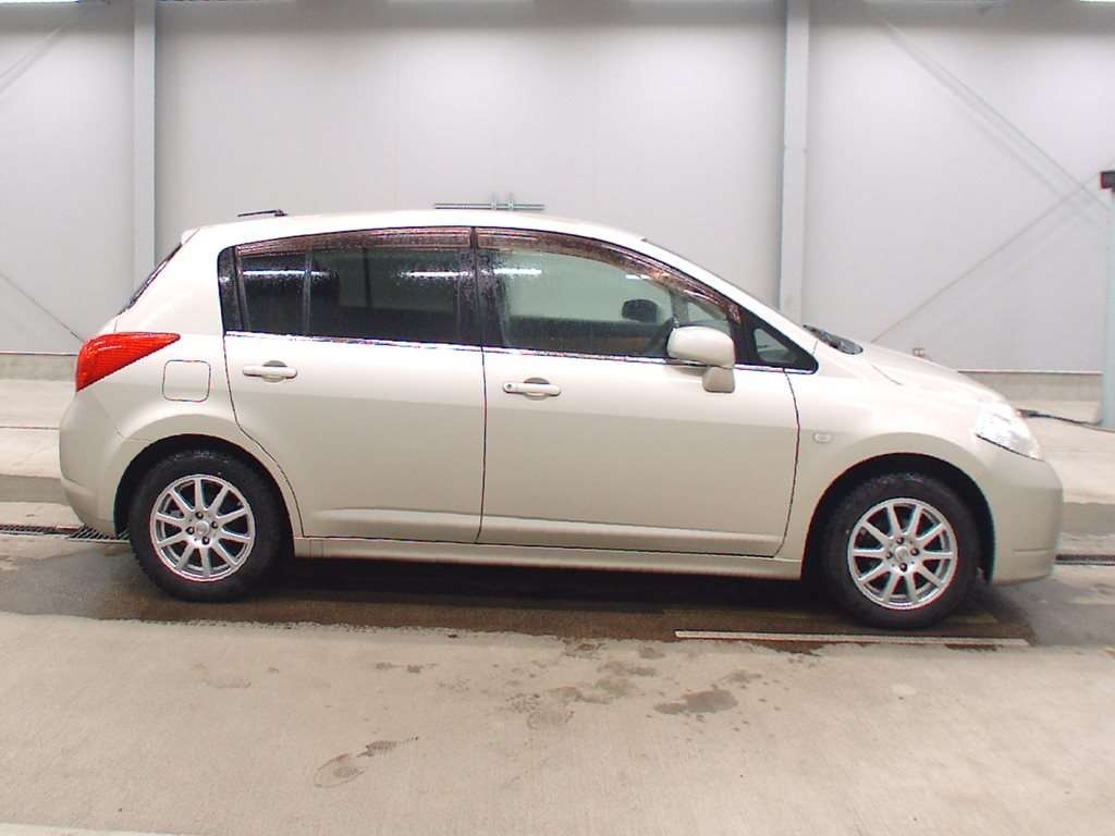 NISSAN TIIDA