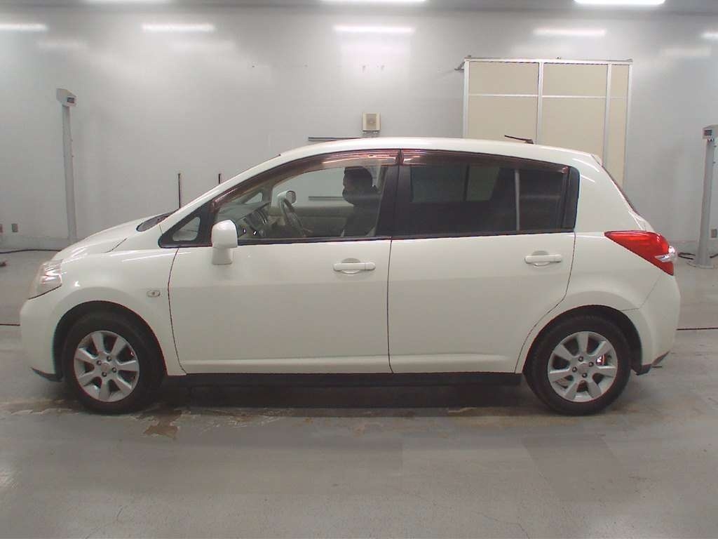 NISSAN TIIDA