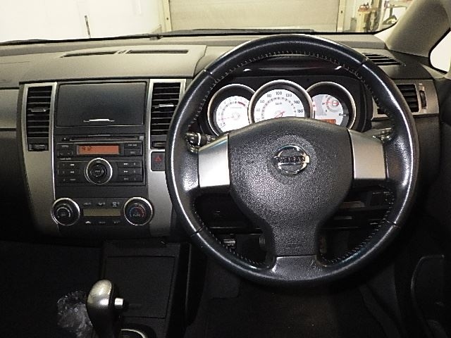 NISSAN TIIDA