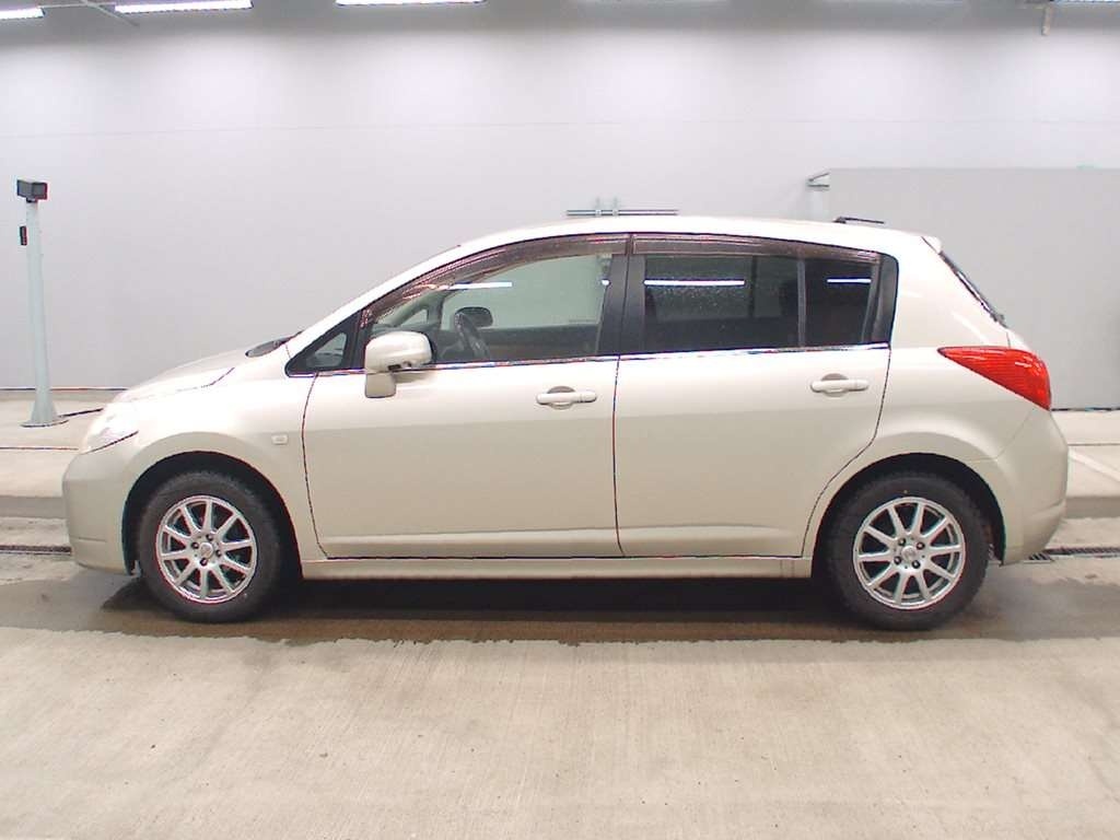 NISSAN TIIDA