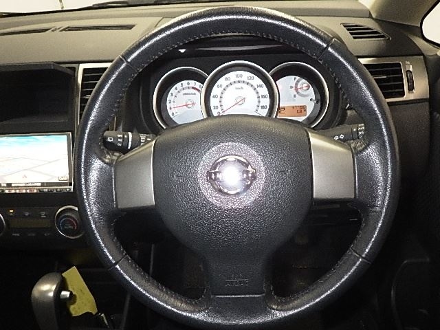 NISSAN TIIDA
