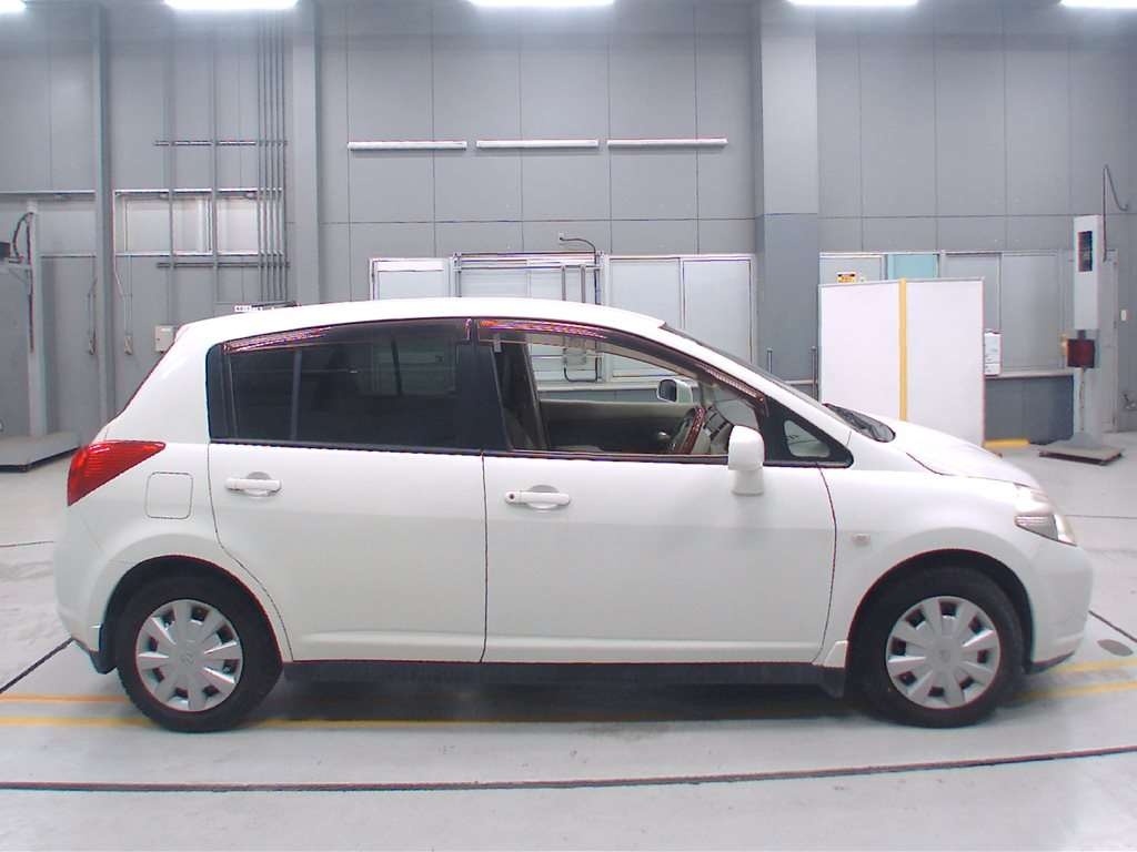 NISSAN TIIDA