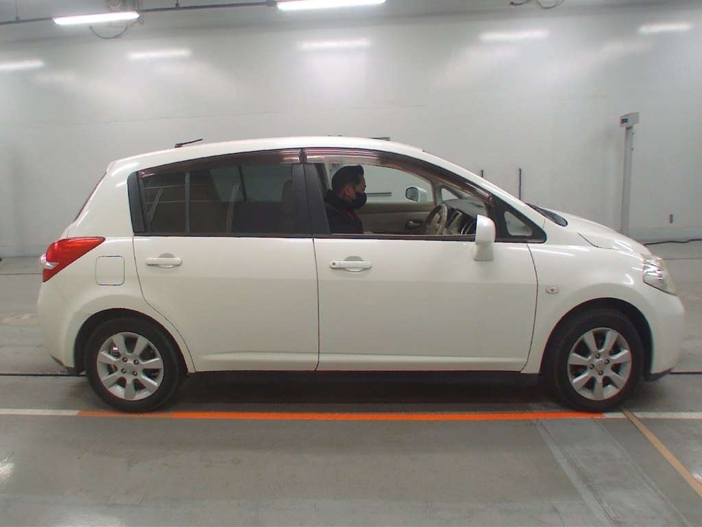 NISSAN TIIDA