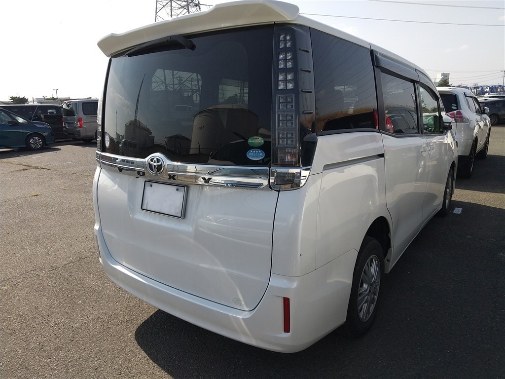 TOYOTA VOXY