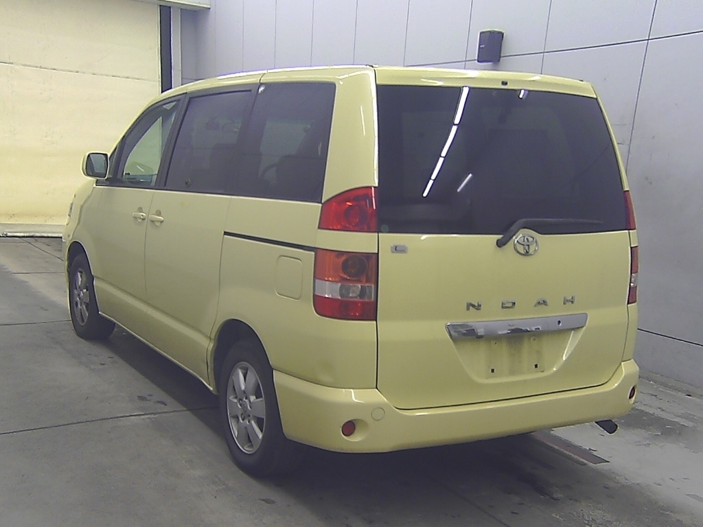 TOYOTA NOAH