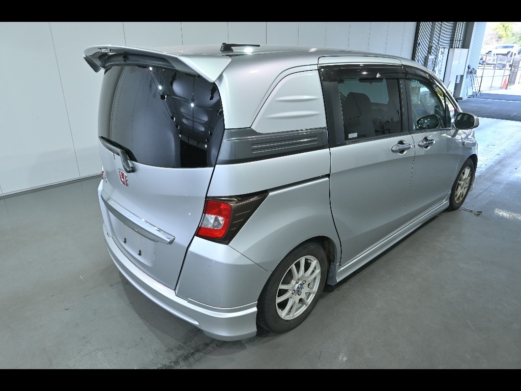 HONDA FREED SPIKE