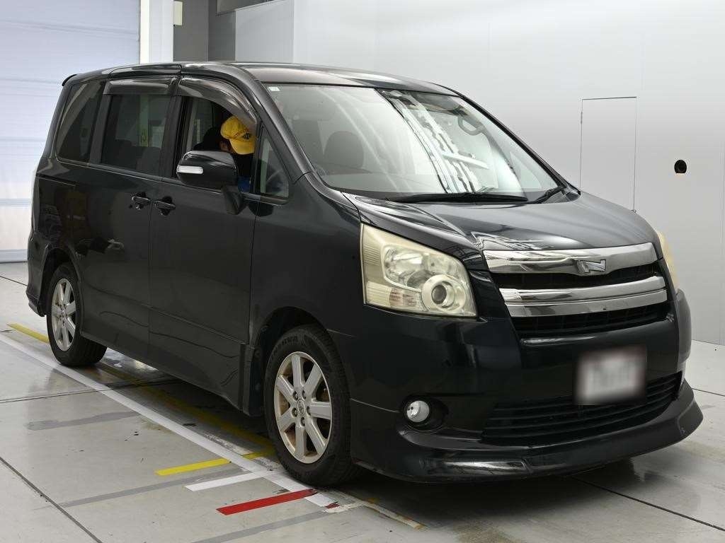 TOYOTA NOAH