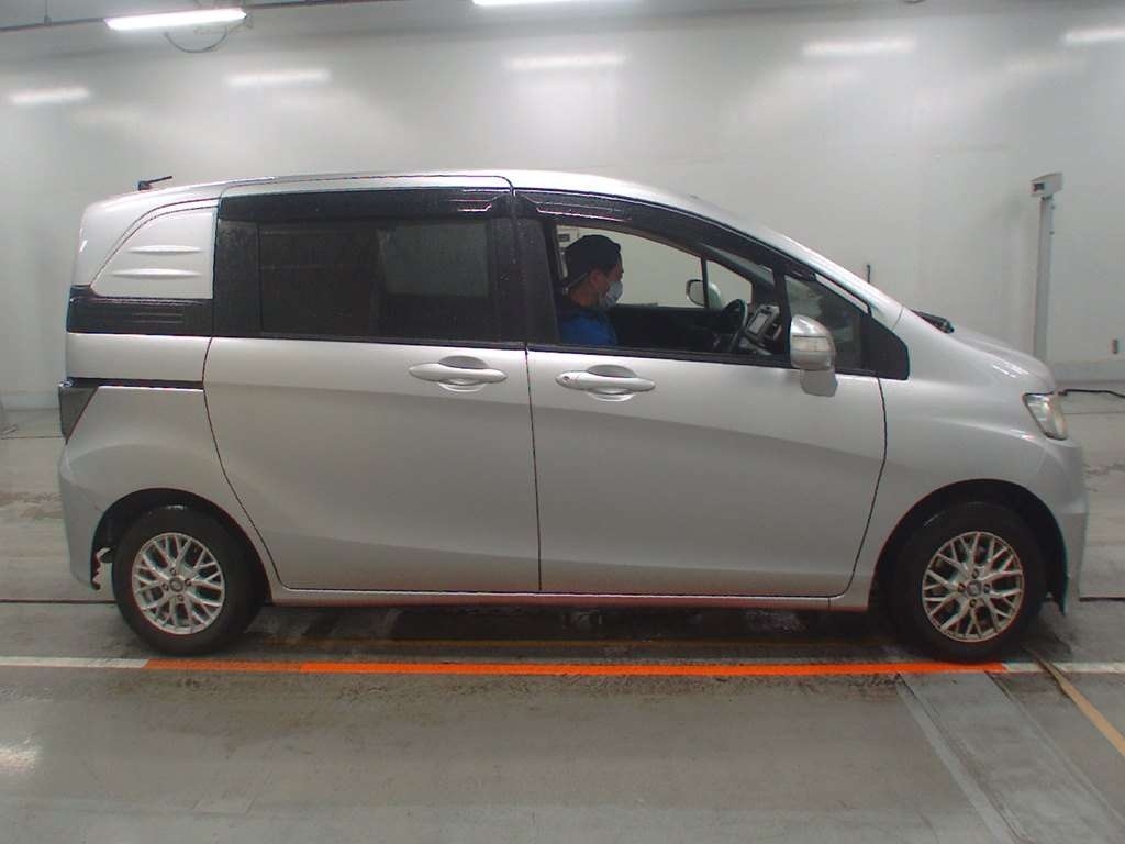 HONDA FREED SPIKE