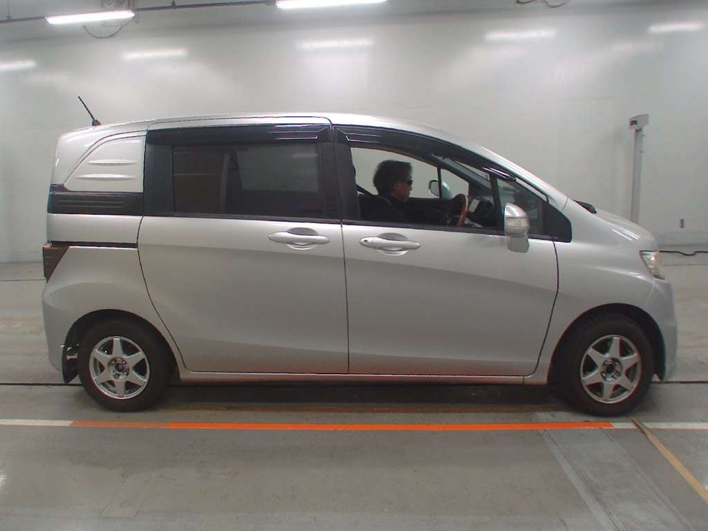 HONDA FREED SPIKE